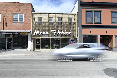 Clear BG blurry car 